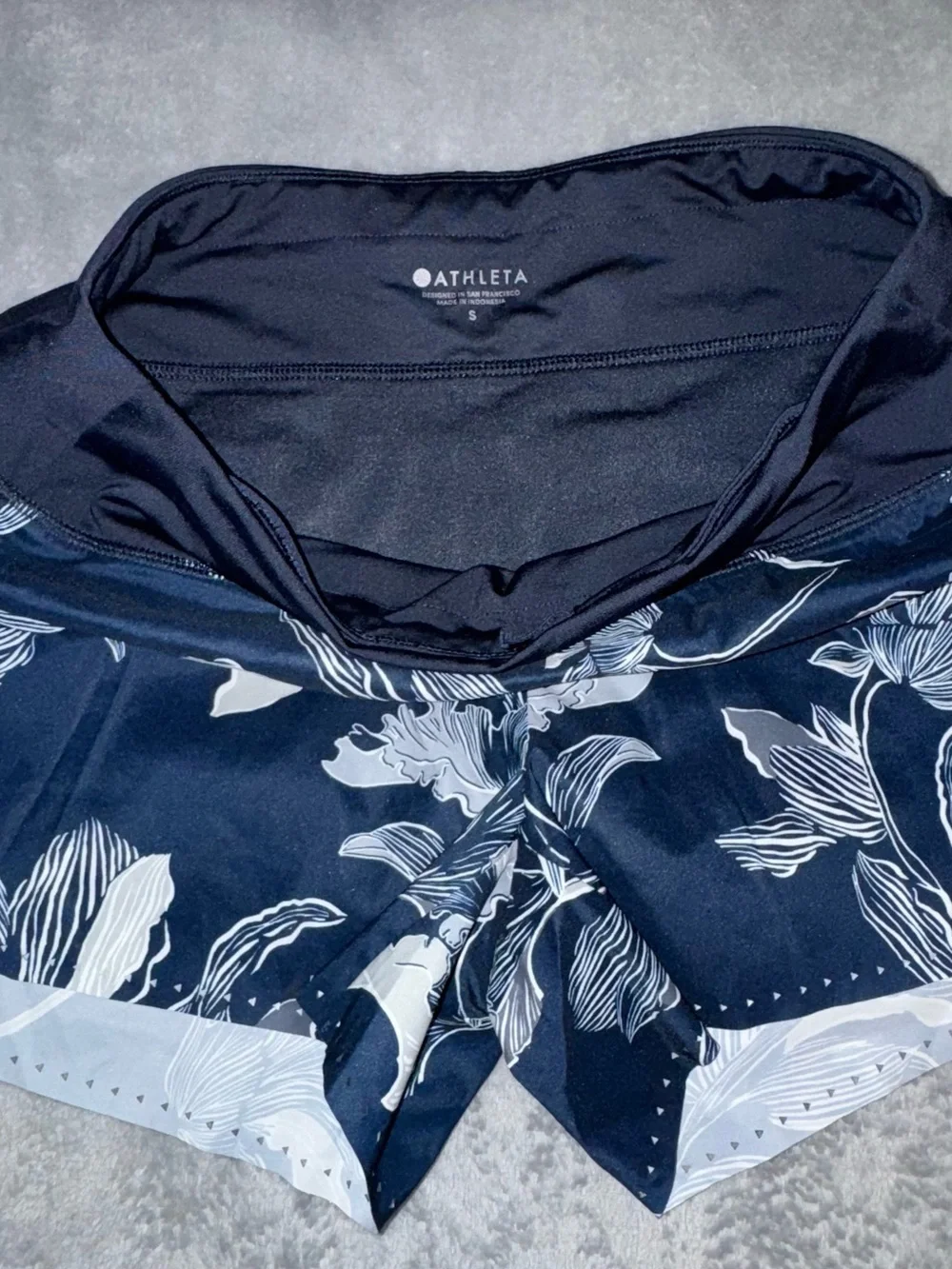 Athleta Laser Cut Running Shorts Floral Navy Blue and White Women’s Size Small
